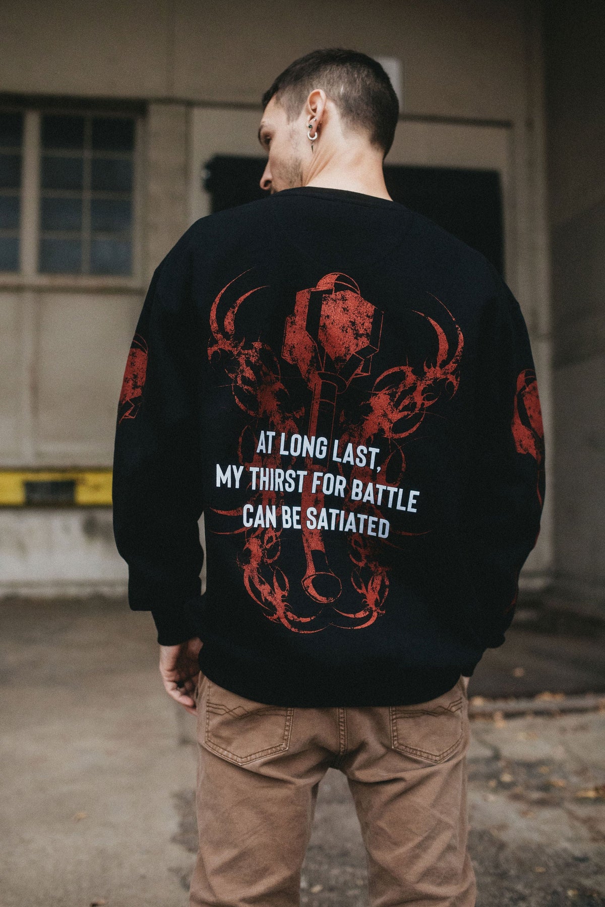 เสื้อสเวตเตอร์คอกลม Thirst For Battle