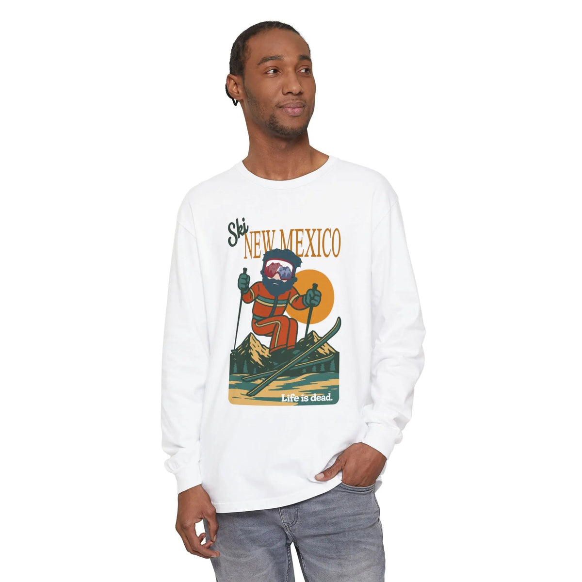 Ski New Mexico - เสื้อยืดแขนยาวคอลเลกชัน Life is Dead Mountain ผ่านการย้อมแบบ Garment-Dyed
