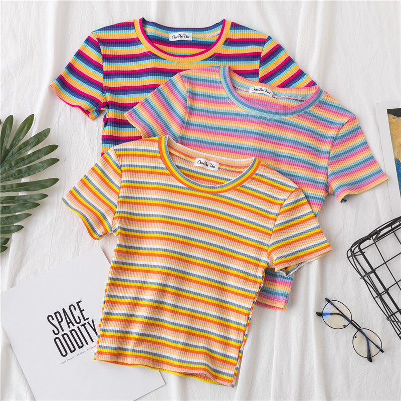 เสื้อยืดรัดรูปแขนสั้นลายทางสีรุ้งโชว์สะดือสำหรับผู้หญิง