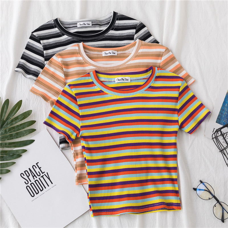 เสื้อยืดรัดรูปแขนสั้นลายทางสีรุ้งโชว์สะดือสำหรับผู้หญิง
