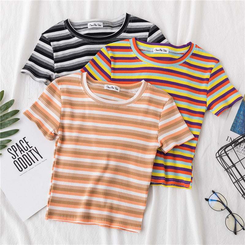 เสื้อยืดรัดรูปแขนสั้นลายทางสีรุ้งโชว์สะดือสำหรับผู้หญิง