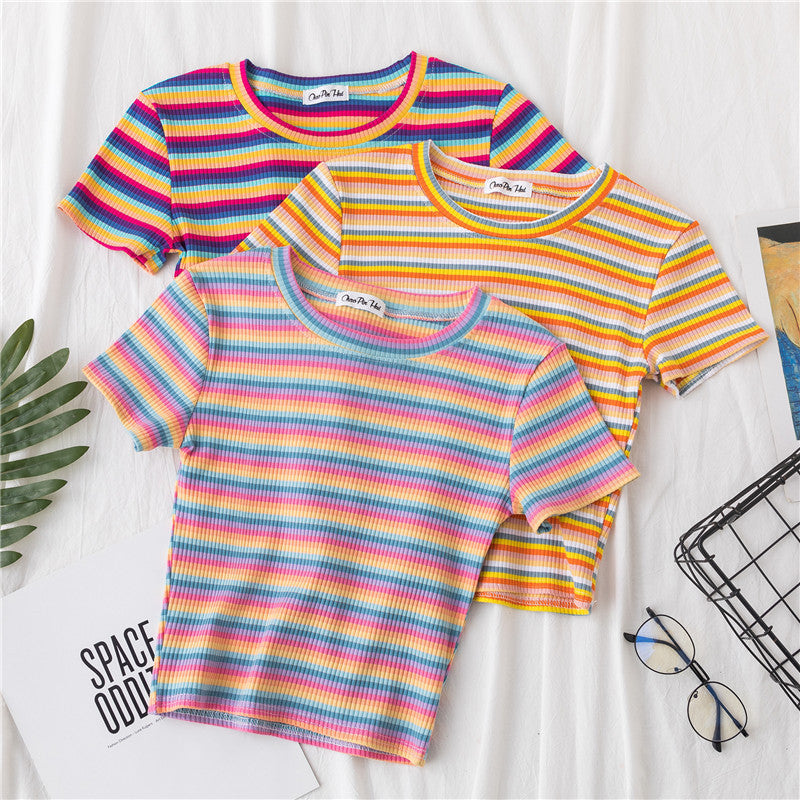 เสื้อยืดรัดรูปแขนสั้นลายทางสีรุ้งโชว์สะดือสำหรับผู้หญิง