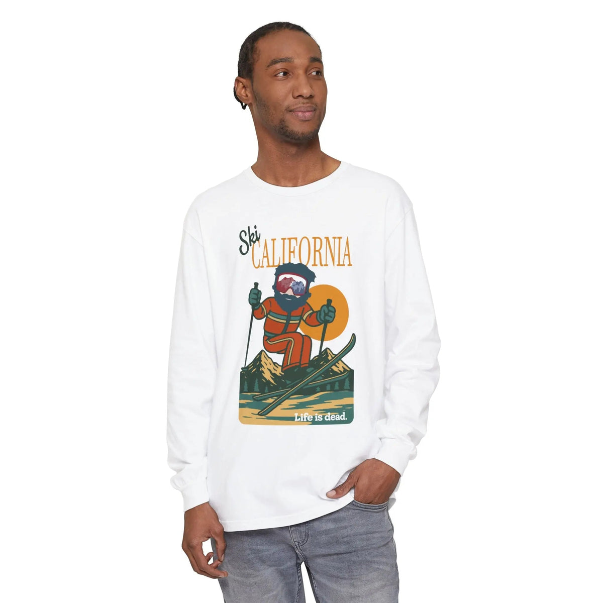 Ski California - เสื้อยืดแขนยาวคอลเลกชัน Life is Dead Mountain ผ่านการย้อมแบบ Garment-Dyed