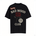 เสื้อยืดลายกราฟิก BAD MOOD CLUB ยูนิเซ็กส์ – เสื้อยืดสตรีทแวร์สายดาร์ก ลายหน้าเศร้าและดอกกุหลาบ