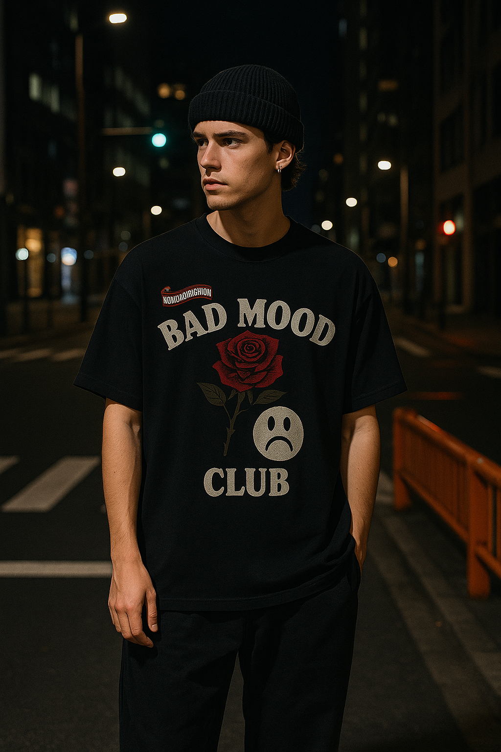 เสื้อยืดลายกราฟิก BAD MOOD CLUB ยูนิเซ็กส์ – เสื้อยืดสตรีทแวร์สายดาร์ก ลายหน้าเศร้าและดอกกุหลาบ