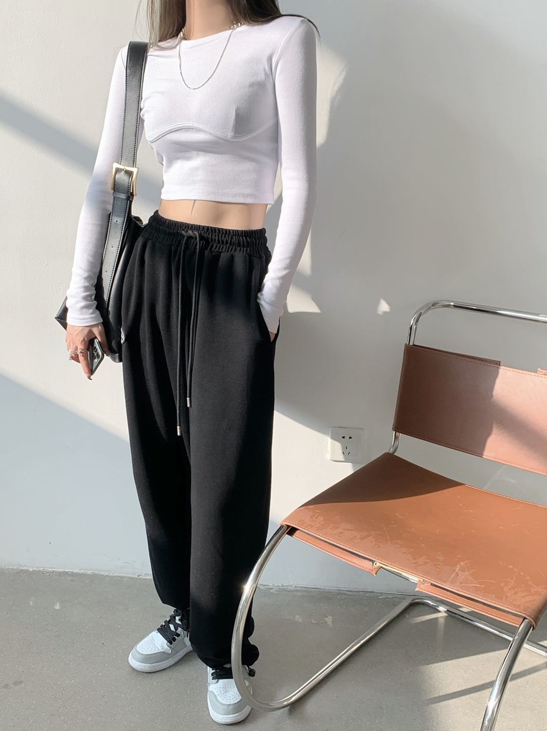 เสื้อยืดผู้หญิงดีไซน์อก Crop Top คอลเลกชันใหม่ฤดูใบไม้ร่วง ทรงเข้ารูป แขนยาว