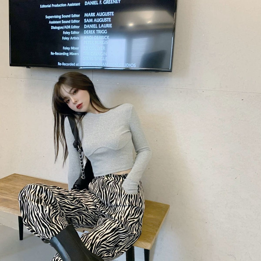 เสื้อยืดผู้หญิงดีไซน์อก Crop Top คอลเลกชันใหม่ฤดูใบไม้ร่วง ทรงเข้ารูป แขนยาว