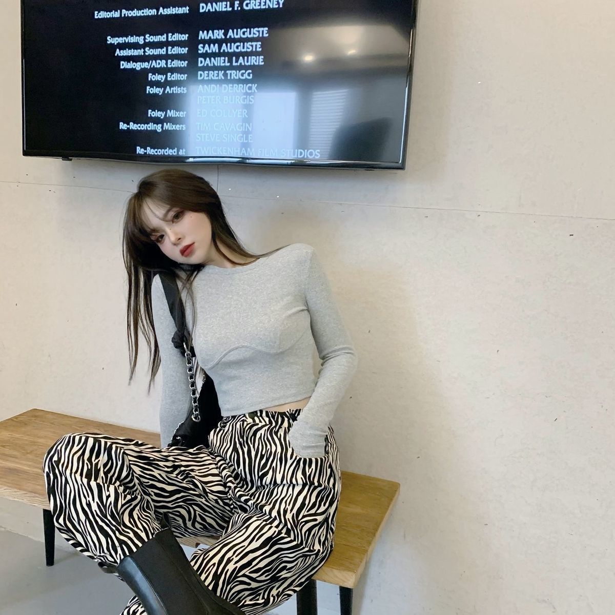 เสื้อยืดผู้หญิงดีไซน์อก Crop Top คอลเลกชันใหม่ฤดูใบไม้ร่วง ทรงเข้ารูป แขนยาว