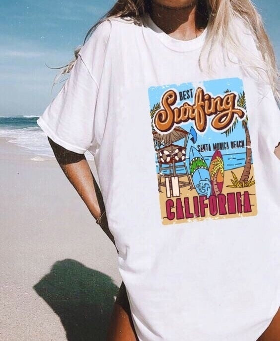 เสื้อยืดสีขาว 1 ตัว เสื้อยืดโอเวอร์ไซส์ลำลองสำหรับฤดูร้อน ดีที่สุดสำหรับเซิร์ฟที่ซานตาโมนิกา แคลิฟอร์เนีย สไตล์เรโทรสำหรับผู้หญิง