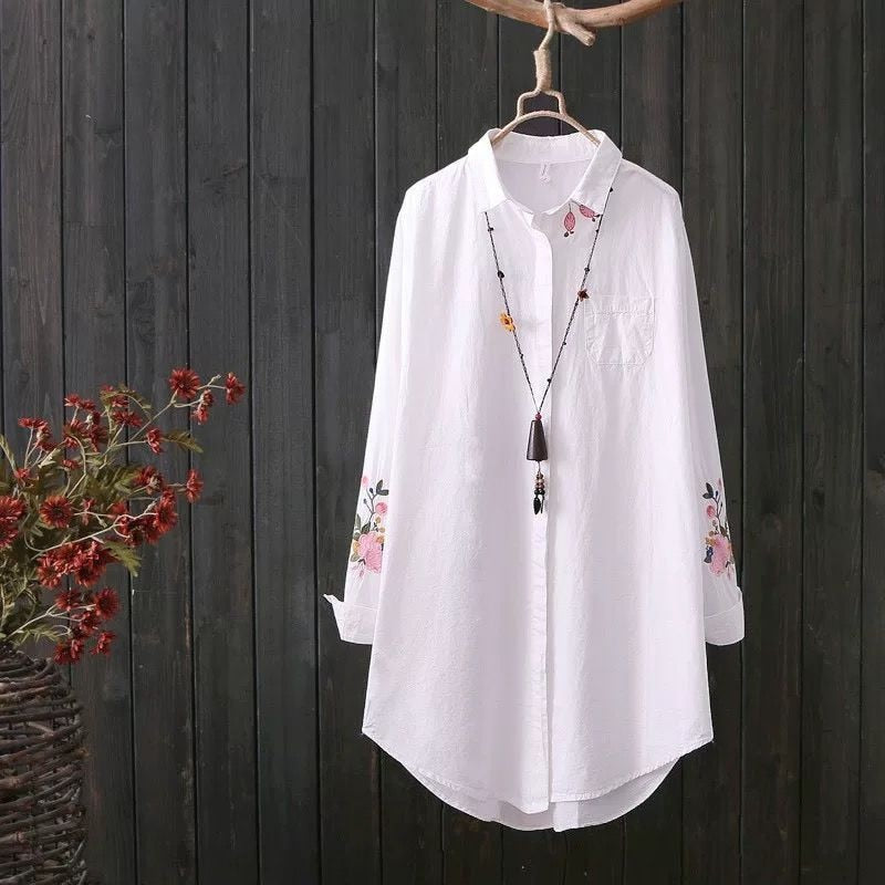 เสื้อเชิ้ตสีขาวลำลอง กระดุมหน้า ปกเสื้อพับลง แขนยาว ผ้าฝ้ายปักลาย