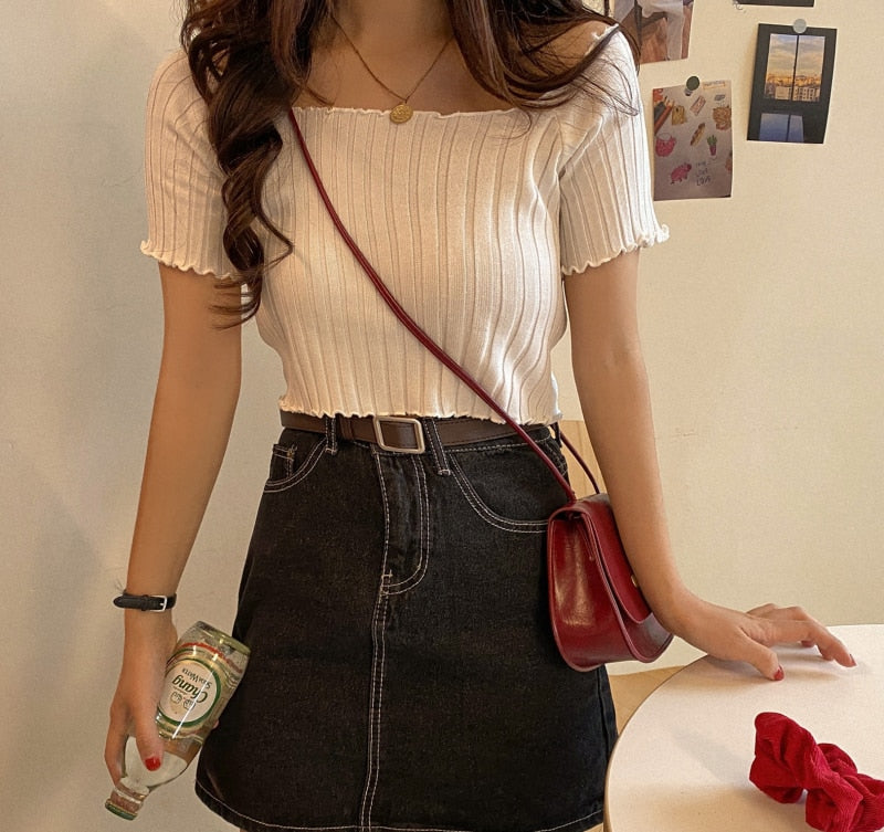 เสื้อยืดผู้หญิงเปิดไหล่ ผ้าถัก ระบายชายเสื้อ คาร์ปท็อป แขนสั้น