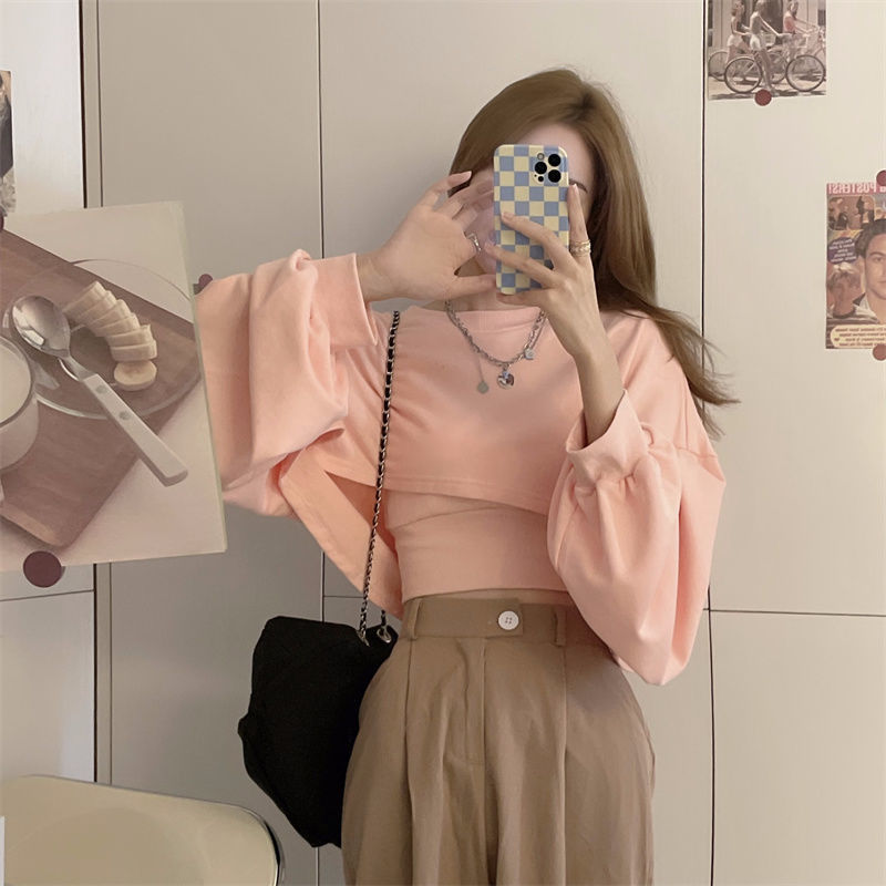 ชุดเซ็ตสองชิ้นสำหรับฤดูใบไม้ร่วง เสื้อฮู้ดผู้หญิงทรงหลวมแขนค้างคาว เสื้อครอปสเวตเตอร์แฟชั่นยอดนิยม+เสื้อสายเดี่ยว
