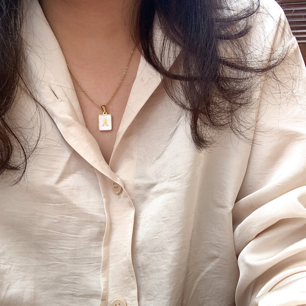 สร้อยคอโซ่ทอง 18K สำหรับผู้ชาย จี้สี่เหลี่ยมเปลือกหอยธรรมชาติ อักษรย่อ เครื่องประดับสเตนเลส