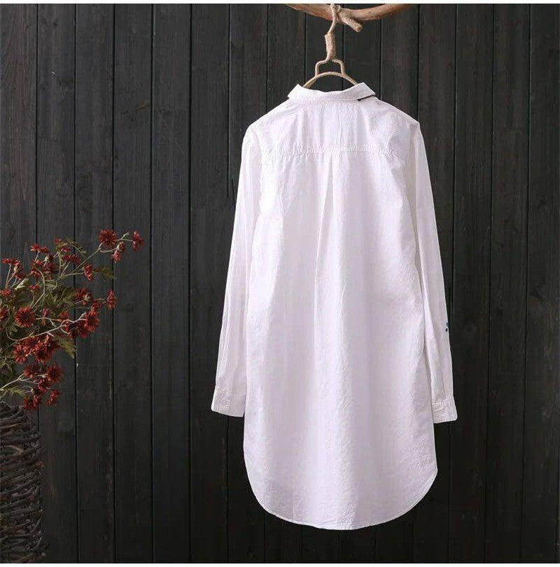 เสื้อเชิ้ตสีขาวลำลอง กระดุมหน้า ปกเสื้อพับลง แขนยาว ผ้าฝ้ายปักลาย