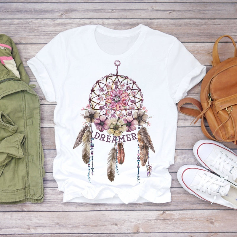 เสื้อยืดแขนสั้นลายพิมพ์ขนนกในฝันสำหรับฤดูร้อน ทรงกราฟิก ไซซ์ใหญ่พิเศษ