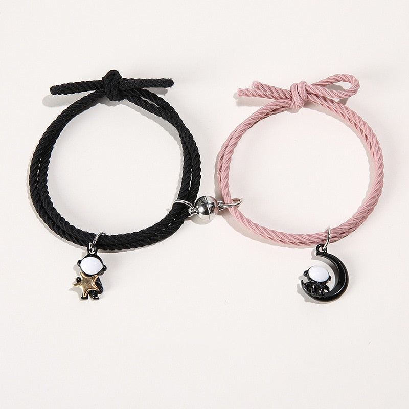 2 ชิ้น/ชุด สร้อยข้อมือแม่เหล็กคู่ลายการ์ตูนพร้อมจี้หุ่นยนต์พระจันทร์