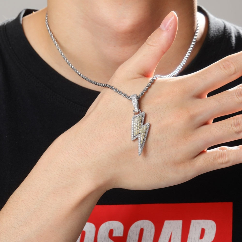 จี้สายฟ้า Bling ประดับเพชรเทียมเต็มพวง พร้อมสร้อย Tennis Chain วัสดุทองแดง เครื่องประดับฮิปฮอปสำหรับผู้ชาย ของขวัญ