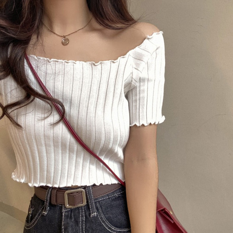 เสื้อยืดผู้หญิงเปิดไหล่ ผ้าถัก ระบายชายเสื้อ คาร์ปท็อป แขนสั้น