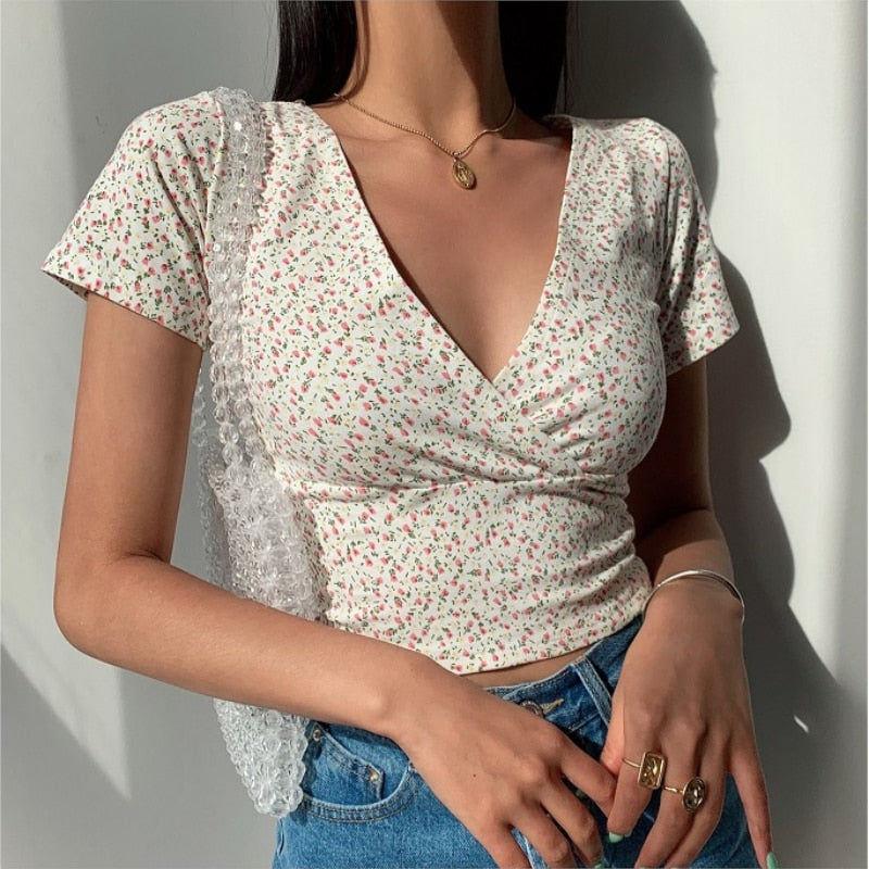 เสื้อยืดคอวีแขนสั้นลายดอกไม้สไตล์เรโทรฝรั่งเศส ทรงเข้ารูปเอวสูง เสื้อยืดลายธรรมชาติเข้ารูป