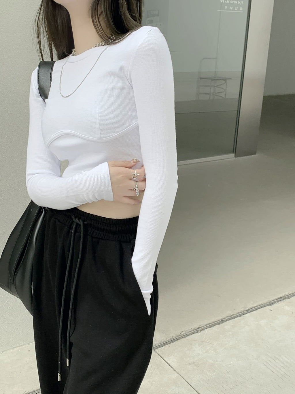 เสื้อยืดผู้หญิงดีไซน์อก Crop Top คอลเลกชันใหม่ฤดูใบไม้ร่วง ทรงเข้ารูป แขนยาว