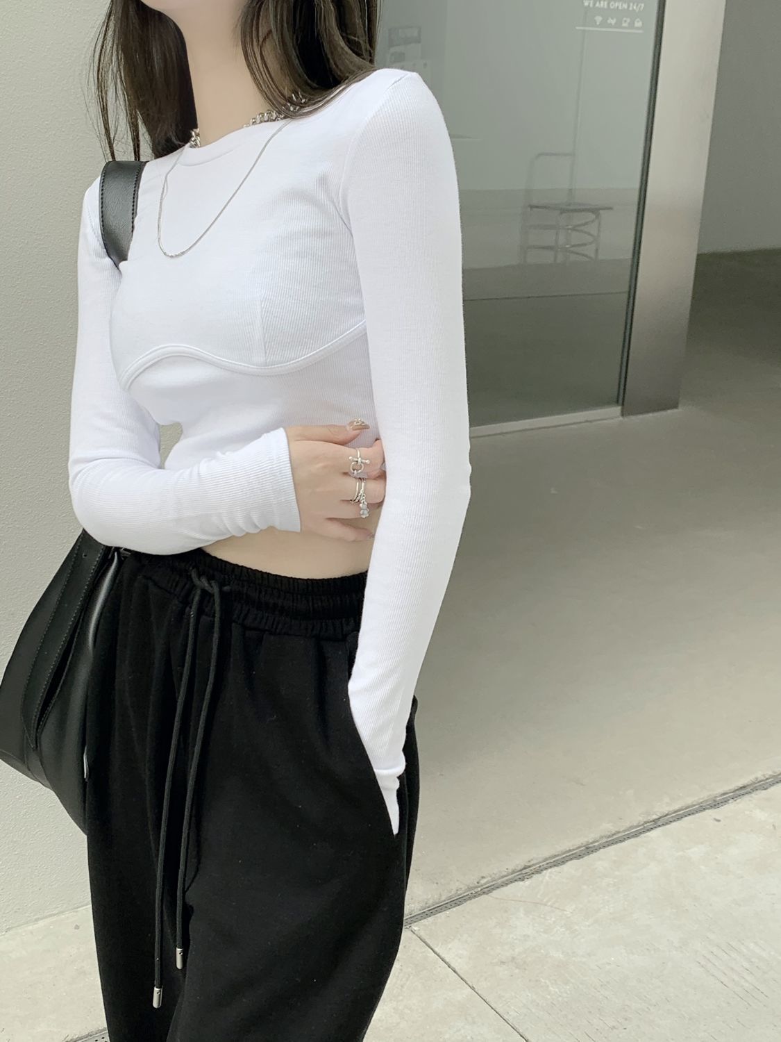 เสื้อยืดผู้หญิงดีไซน์อก Crop Top คอลเลกชันใหม่ฤดูใบไม้ร่วง ทรงเข้ารูป แขนยาว