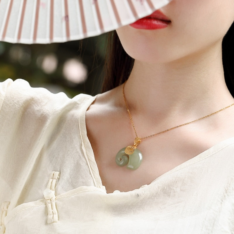 สร้อยคอจี้ช้างหยกเหอเถียนสีขาววินเทจ พร้อมโซ่ชุบทอง 18K