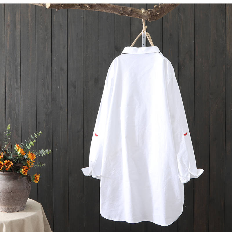 เสื้อเชิ้ตผู้หญิงสีขาวทรงหลวมแขนยาวปักลายผ้าฝ้าย ไซส์ใหญ่ เสื้อเบลาส์ลำลองสำหรับผู้หญิง