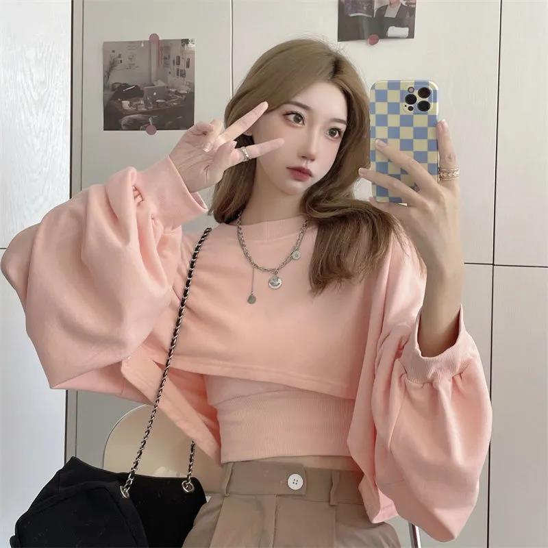 ชุดเซ็ตสองชิ้นสำหรับฤดูใบไม้ร่วง เสื้อฮู้ดผู้หญิงทรงหลวมแขนค้างคาว เสื้อครอปสเวตเตอร์แฟชั่นยอดนิยม+เสื้อสายเดี่ยว