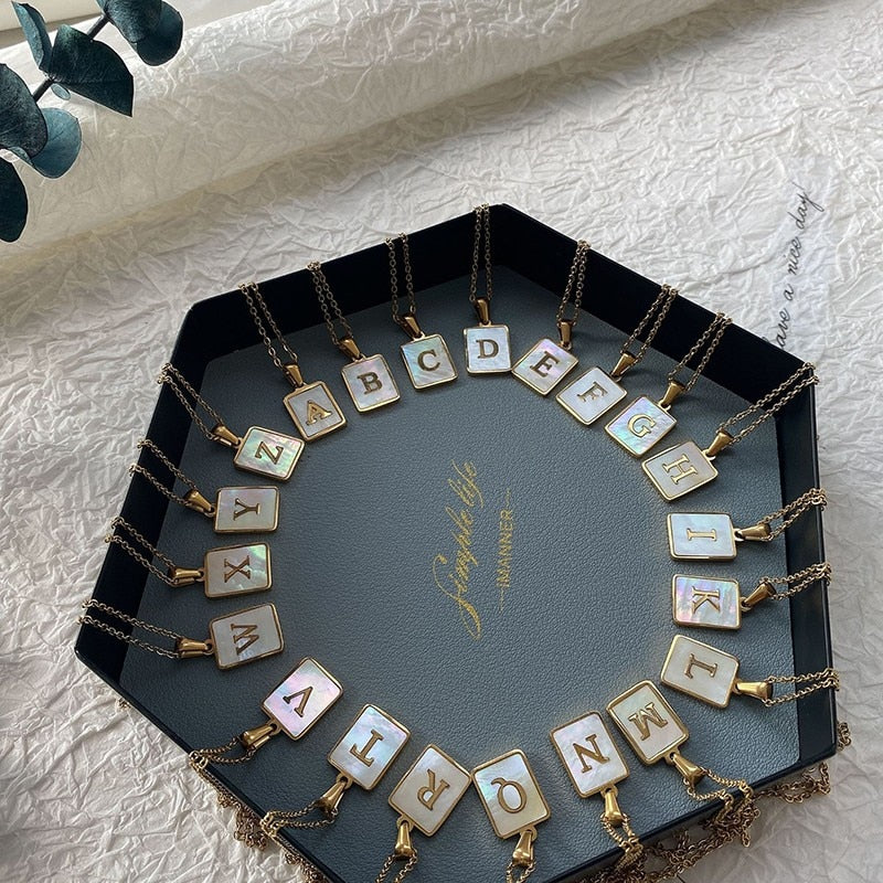 สร้อยคอโซ่ทอง 18K สำหรับผู้ชาย จี้สี่เหลี่ยมเปลือกหอยธรรมชาติ อักษรย่อ เครื่องประดับสเตนเลส