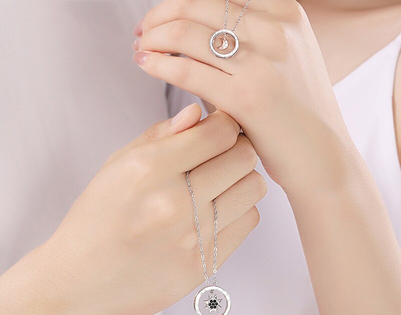 สร้อยคอพร้อมจี้คู่สีเงินลายพระอาทิตย์และพระจันทร์ สร้อยคอสองสี เครื่องประดับของขวัญ