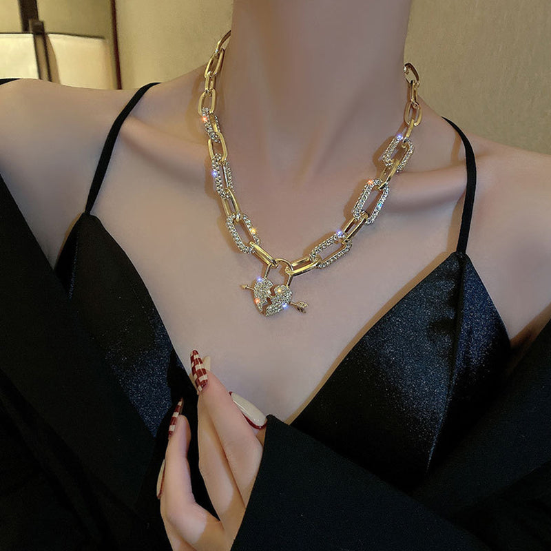 สร้อยคอผู้หญิงพร้อมจี้รูปหัวใจคิวปิดโลหะ สไตล์หรูหราเล็กน้อย ดีไซน์เฉพาะตัว พร้อมโซ่คล้องไหปลาร้า