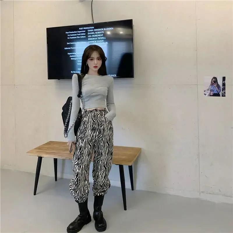 เสื้อยืดผู้หญิงดีไซน์อก Crop Top คอลเลกชันใหม่ฤดูใบไม้ร่วง ทรงเข้ารูป แขนยาว
