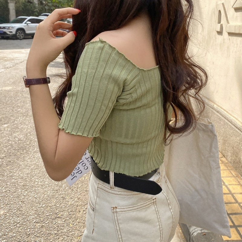 เสื้อยืดผู้หญิงเปิดไหล่ ผ้าถัก ระบายชายเสื้อ คาร์ปท็อป แขนสั้น