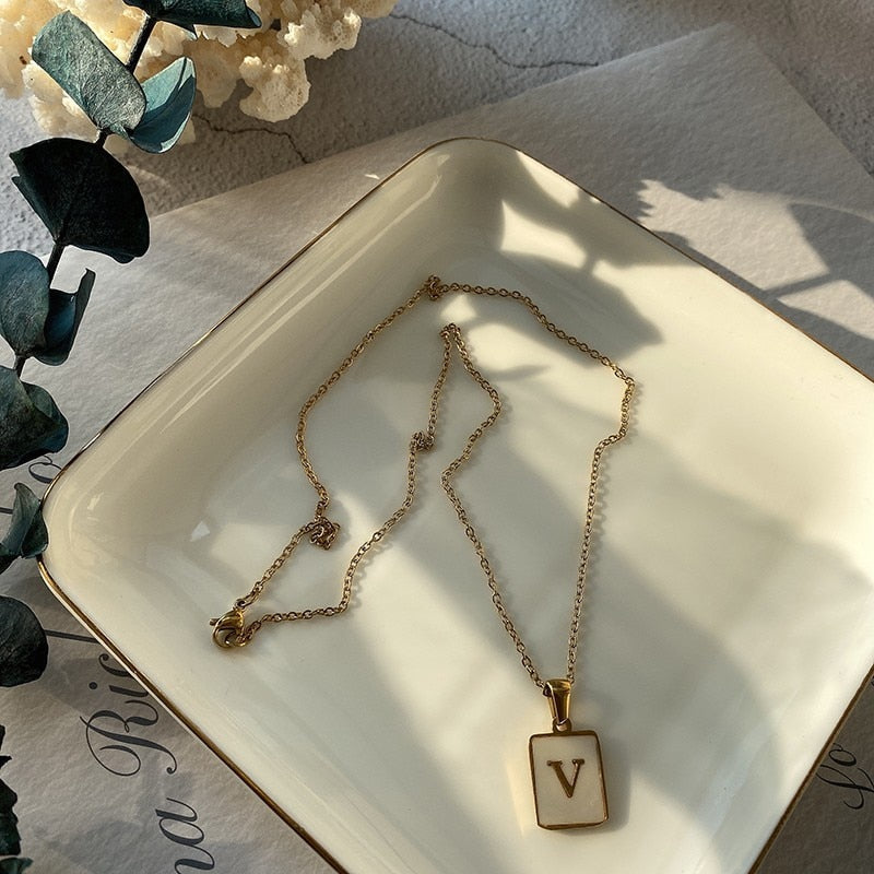 สร้อยคอโซ่ทอง 18K สำหรับผู้ชาย จี้สี่เหลี่ยมเปลือกหอยธรรมชาติ อักษรย่อ เครื่องประดับสเตนเลส