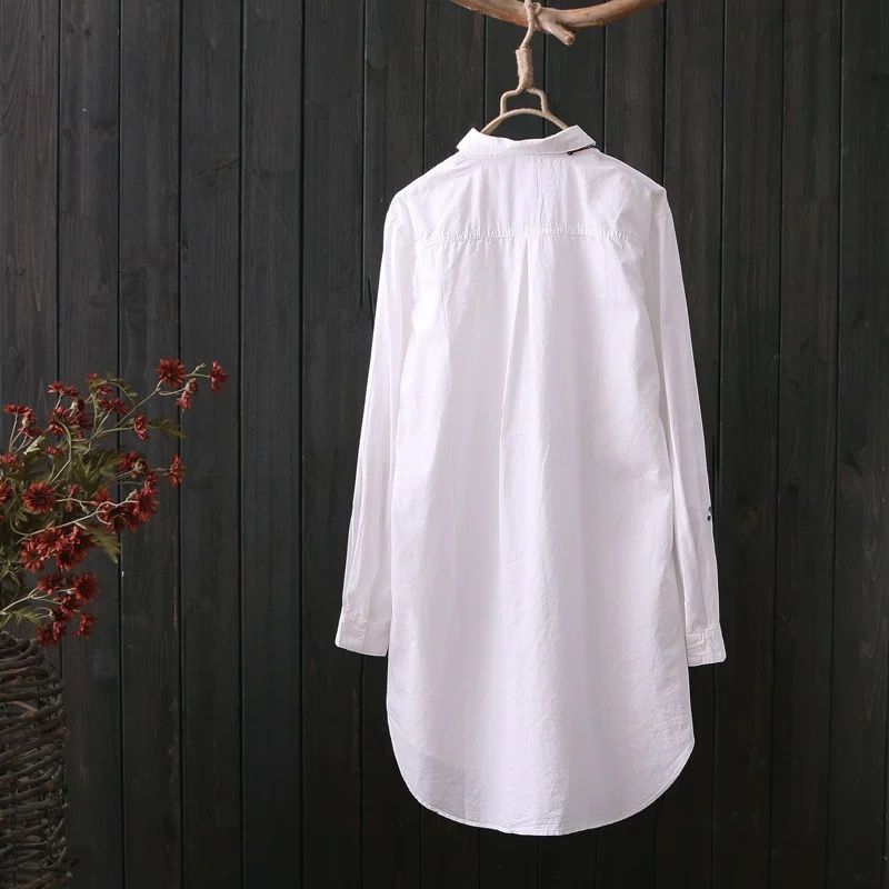 เสื้อเชิ้ตสีขาวลำลอง กระดุมหน้า ปกเสื้อพับลง แขนยาว ผ้าฝ้ายปักลาย