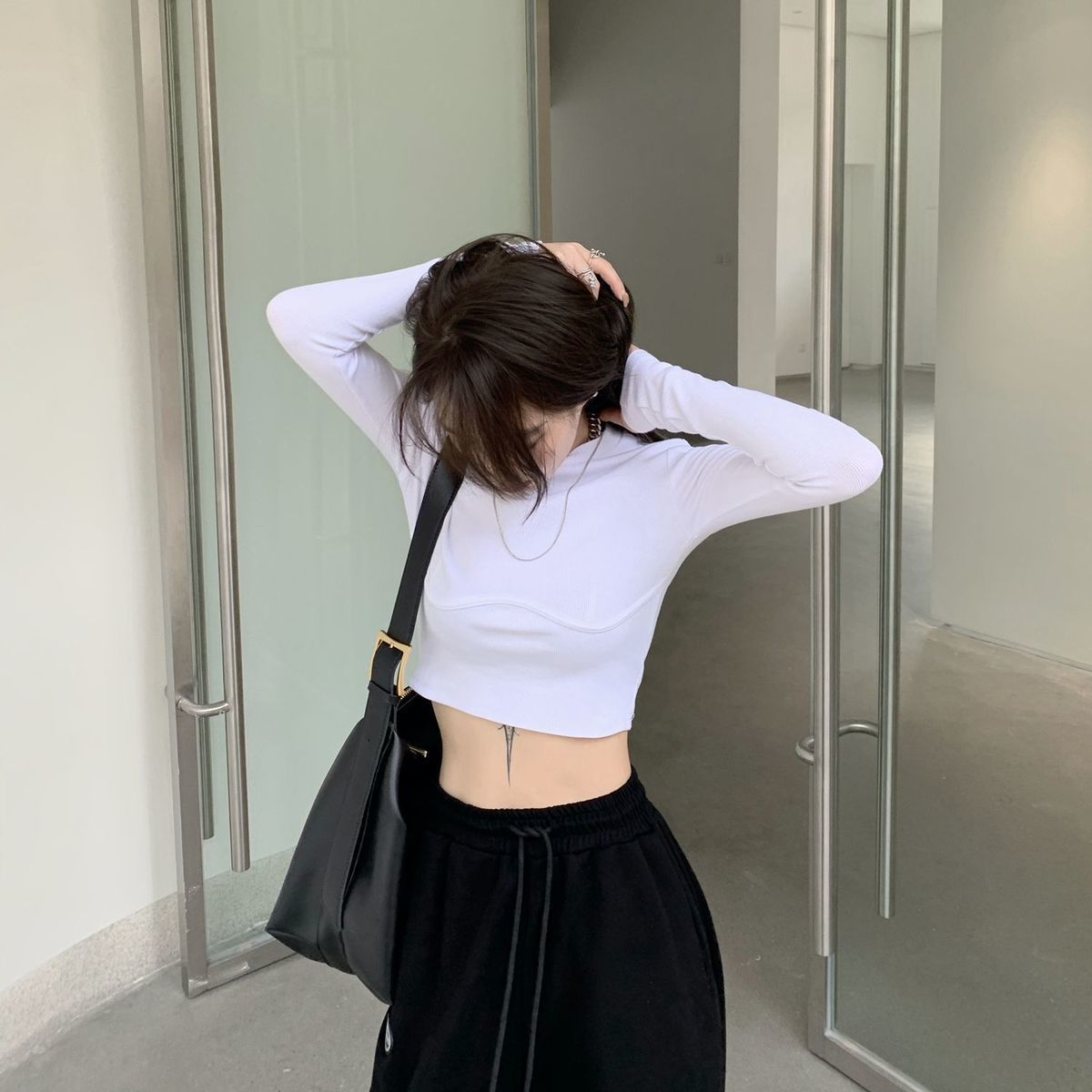 เสื้อยืดผู้หญิงดีไซน์อก Crop Top คอลเลกชันใหม่ฤดูใบไม้ร่วง ทรงเข้ารูป แขนยาว