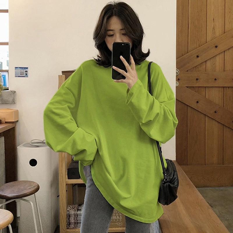 เสื้อยืดแขนยาวทรงโอเวอร์ไซส์สีพื้นสไตล์ฮาราจูกุสำหรับผู้หญิง เสื้อยืดตัวยาวน่ารักสำหรับใส่ในฤดูใบไม้ผลิและฤดูใบไม้ร่วง