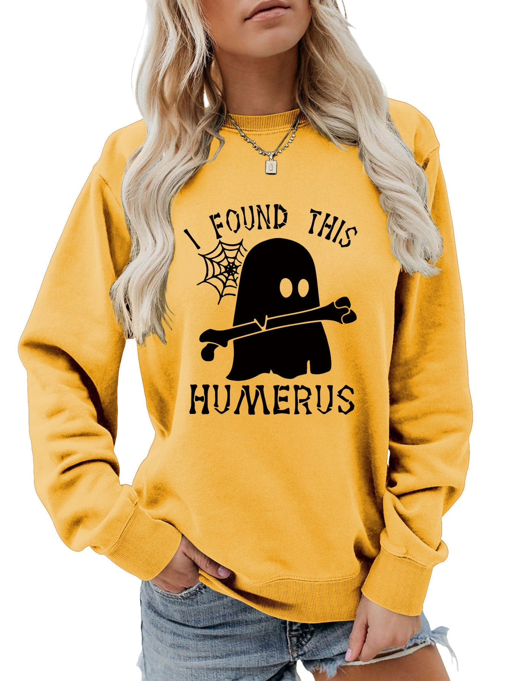 ฉันเจอเสื้อสเวตเตอร์คอกลมทรงหลวม HUMERUS ตัวนี้