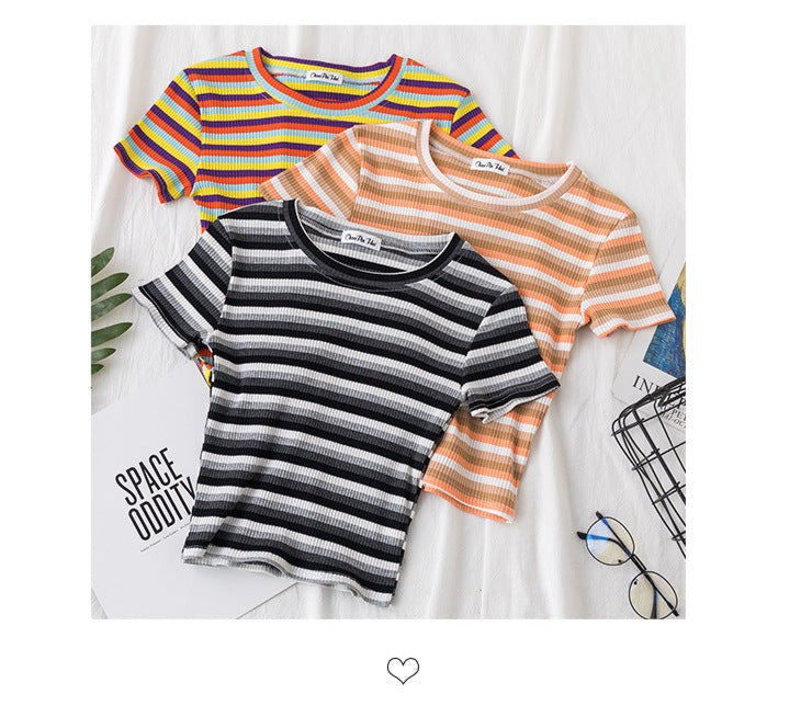 เสื้อยืดรัดรูปแขนสั้นลายทางสีรุ้งโชว์สะดือสำหรับผู้หญิง
