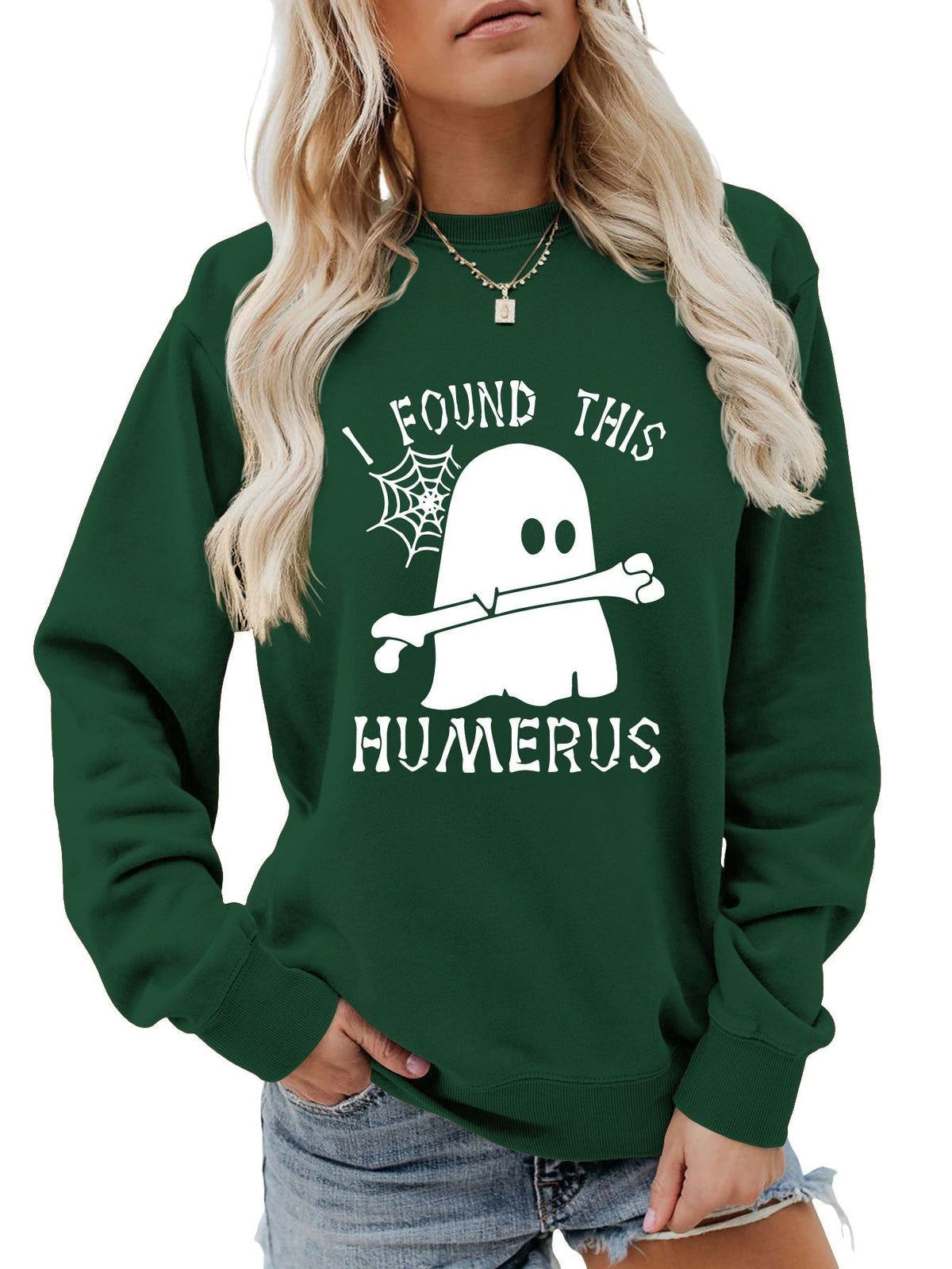 ฉันเจอเสื้อสเวตเตอร์คอกลมทรงหลวม HUMERUS ตัวนี้