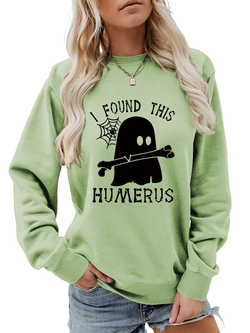 ฉันเจอเสื้อสเวตเตอร์คอกลมทรงหลวม HUMERUS ตัวนี้