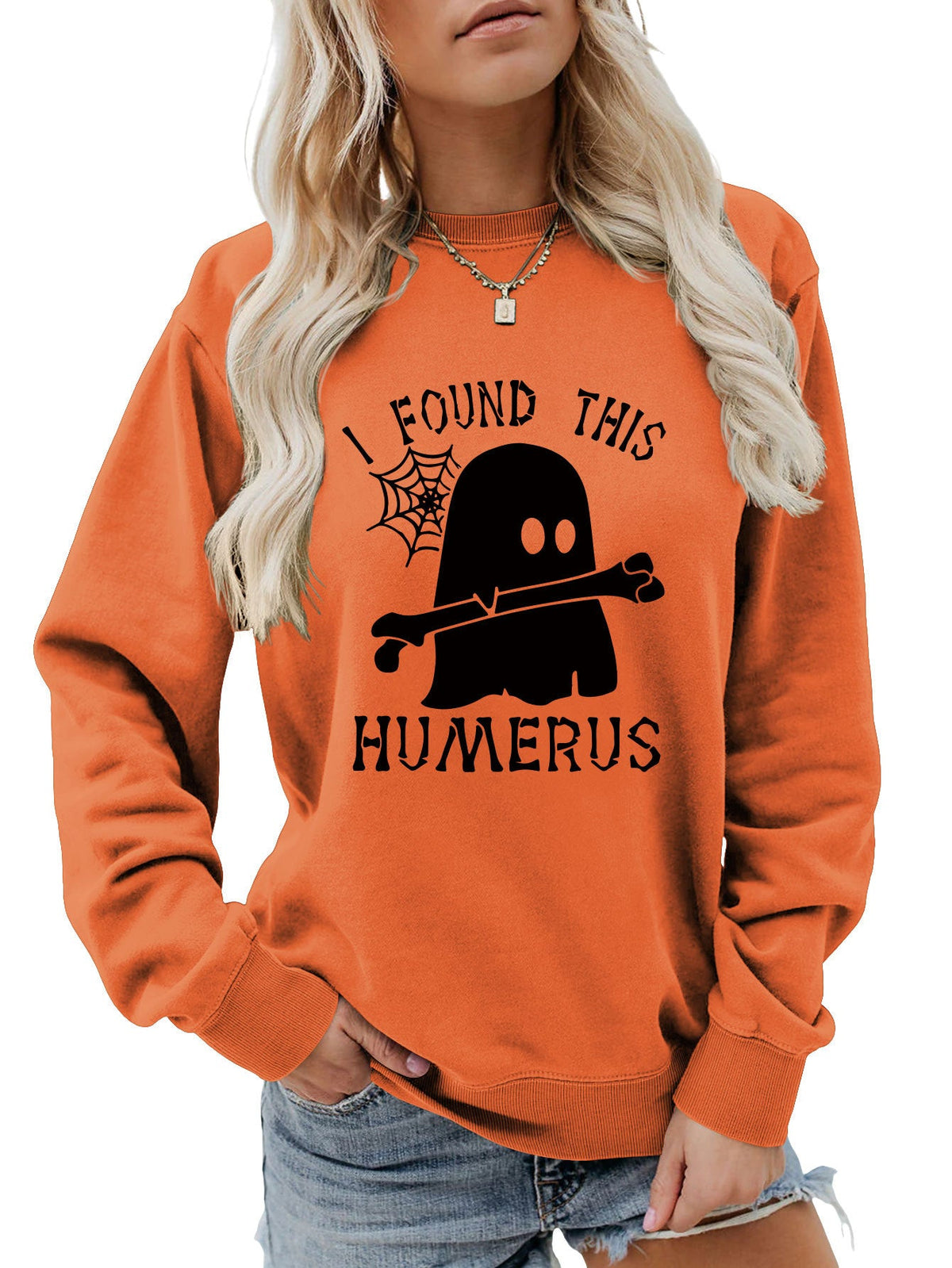 ฉันเจอเสื้อสเวตเตอร์คอกลมทรงหลวม HUMERUS ตัวนี้