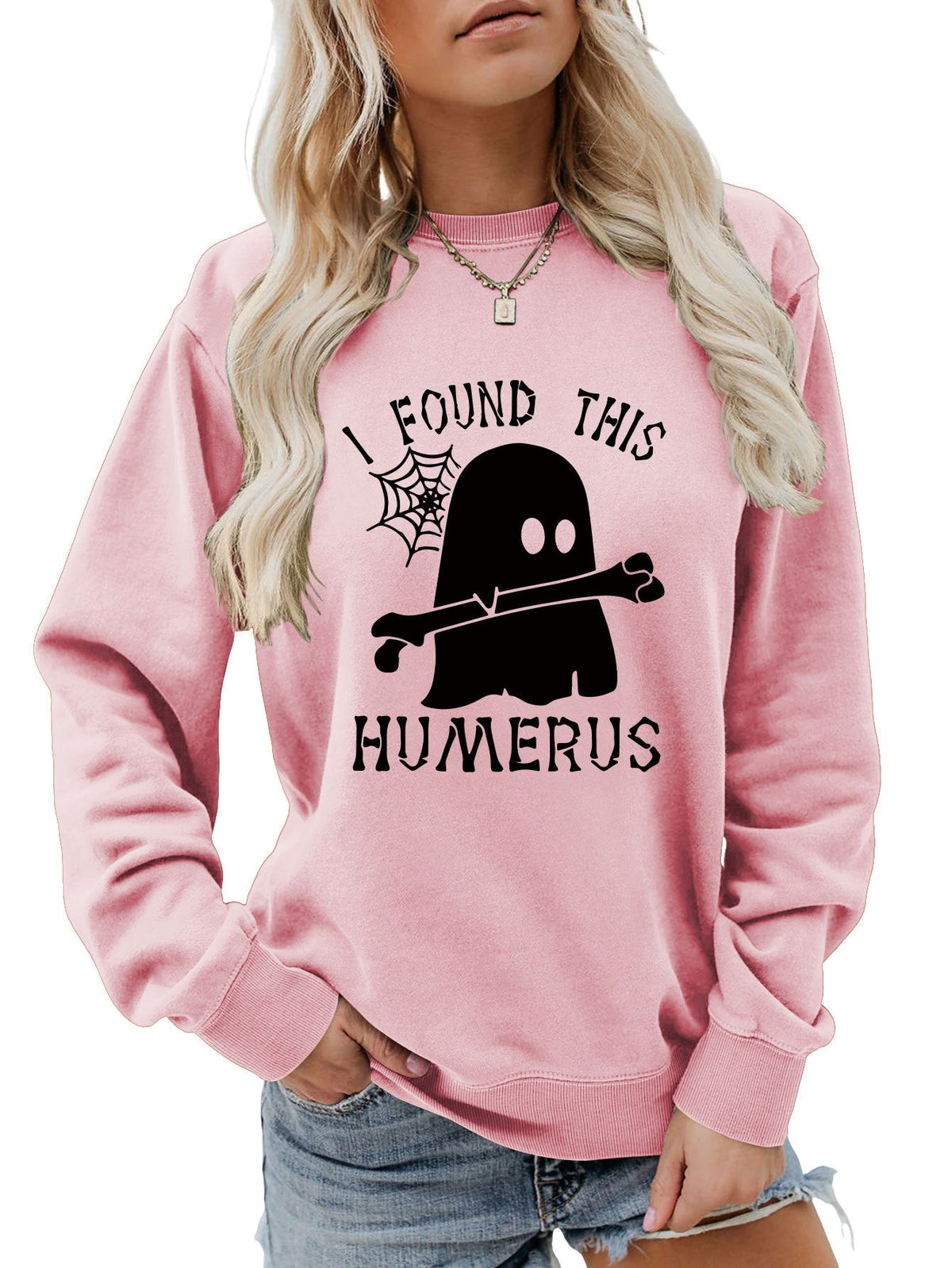ฉันเจอเสื้อสเวตเตอร์คอกลมทรงหลวม HUMERUS ตัวนี้