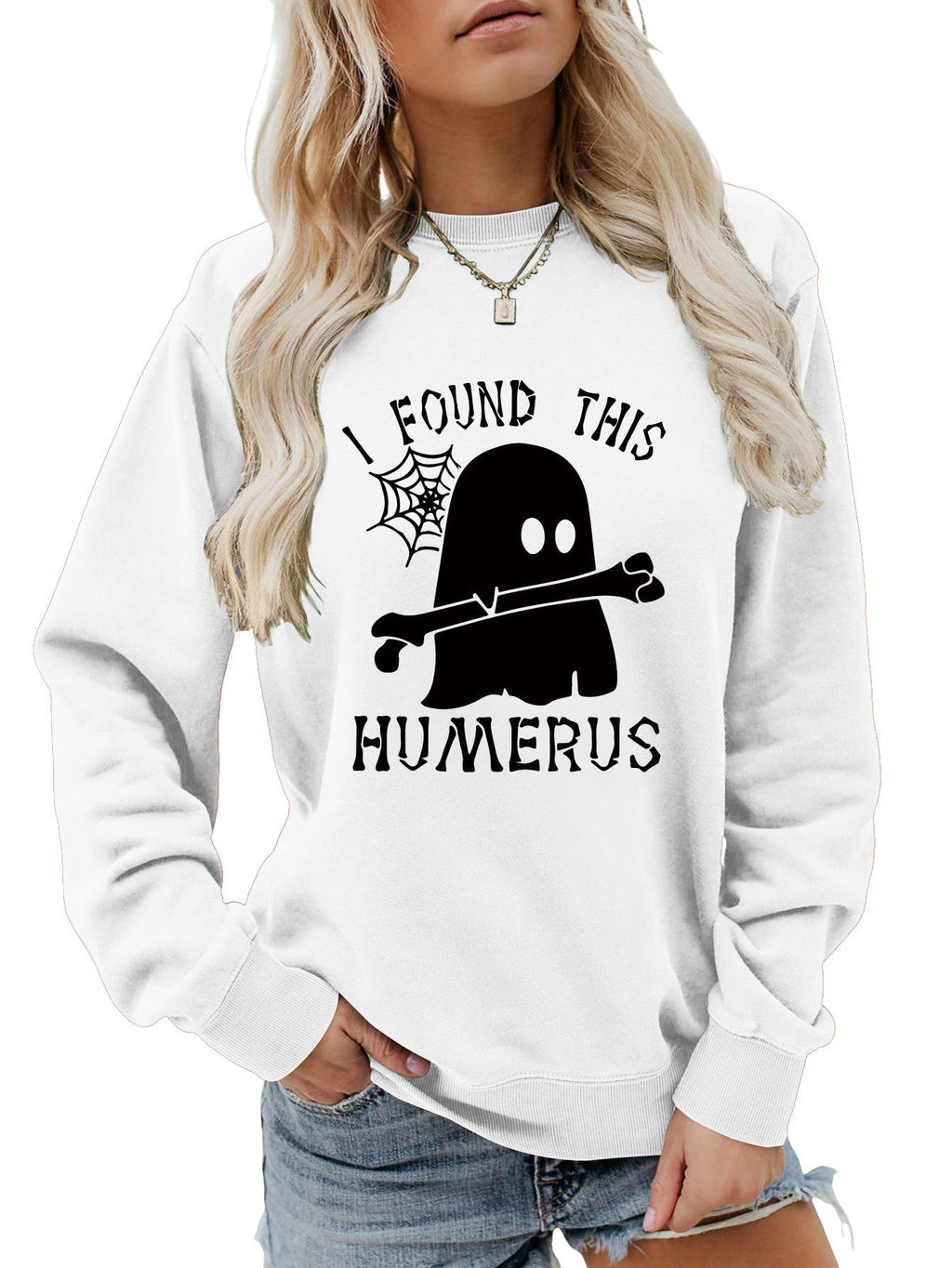 ฉันเจอเสื้อสเวตเตอร์คอกลมทรงหลวม HUMERUS ตัวนี้