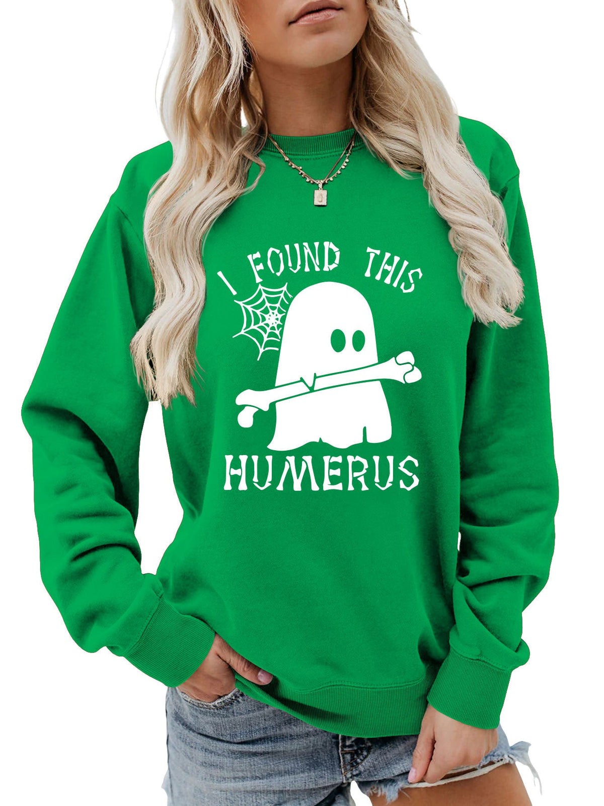 ฉันเจอเสื้อสเวตเตอร์คอกลมทรงหลวม HUMERUS ตัวนี้