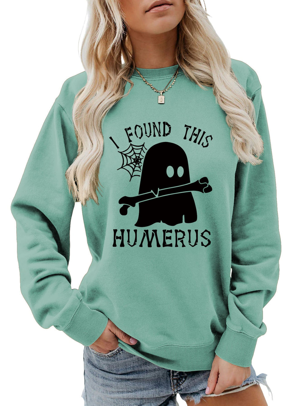 ฉันเจอเสื้อสเวตเตอร์คอกลมทรงหลวม HUMERUS ตัวนี้