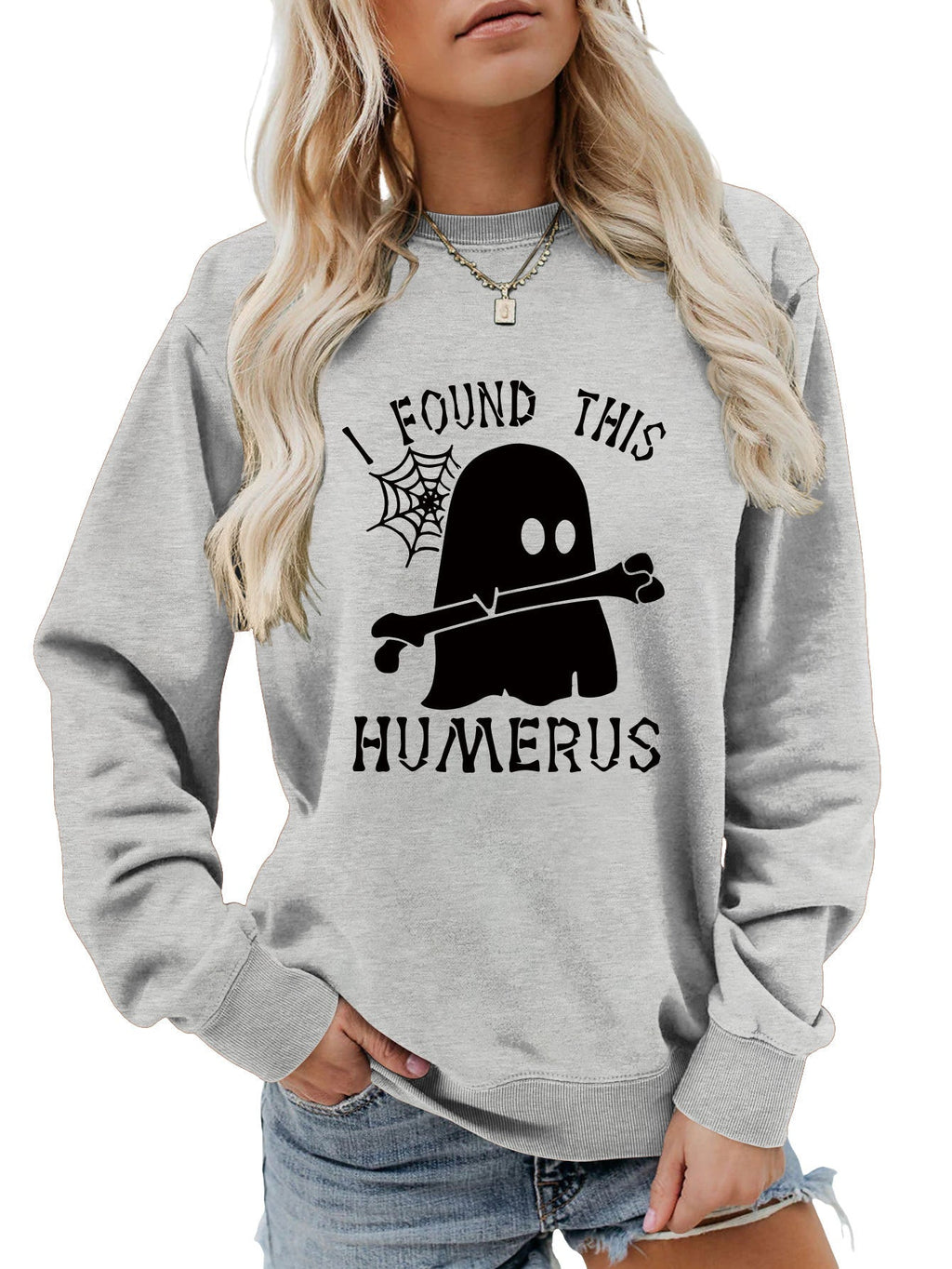 ฉันเจอเสื้อสเวตเตอร์คอกลมทรงหลวม HUMERUS ตัวนี้