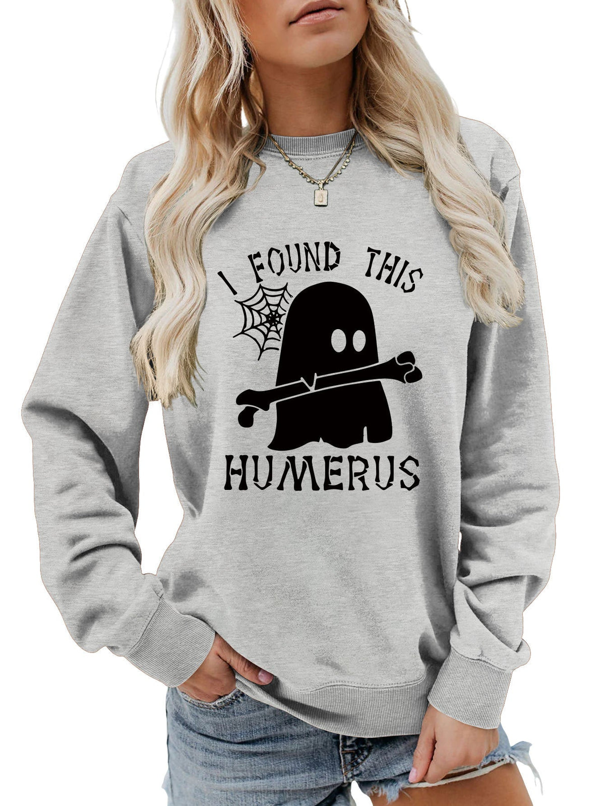 ฉันเจอเสื้อสเวตเตอร์คอกลมทรงหลวม HUMERUS ตัวนี้