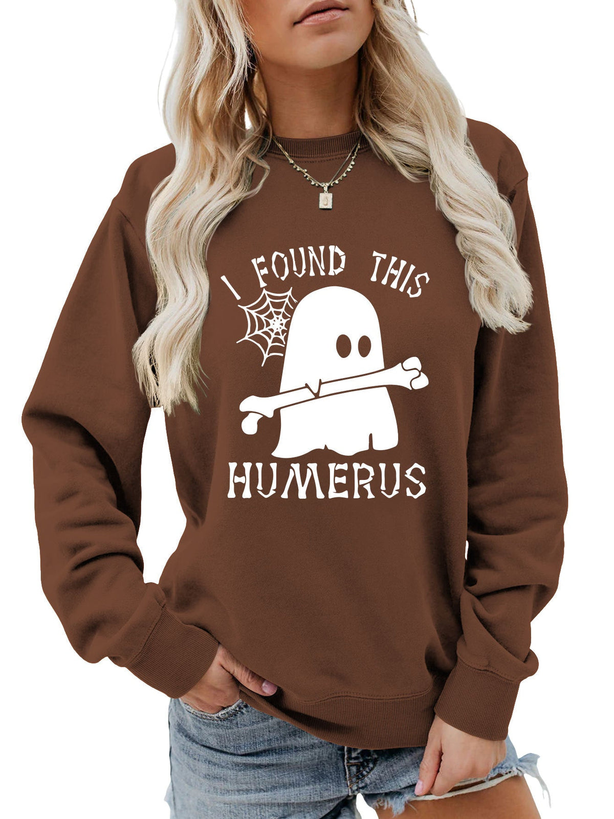 ฉันเจอเสื้อสเวตเตอร์คอกลมทรงหลวม HUMERUS ตัวนี้