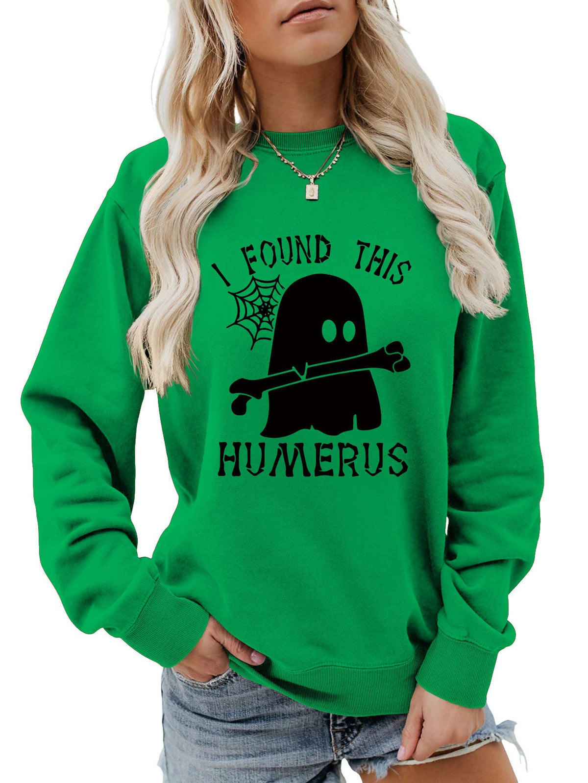 ฉันเจอเสื้อสเวตเตอร์คอกลมทรงหลวม HUMERUS ตัวนี้